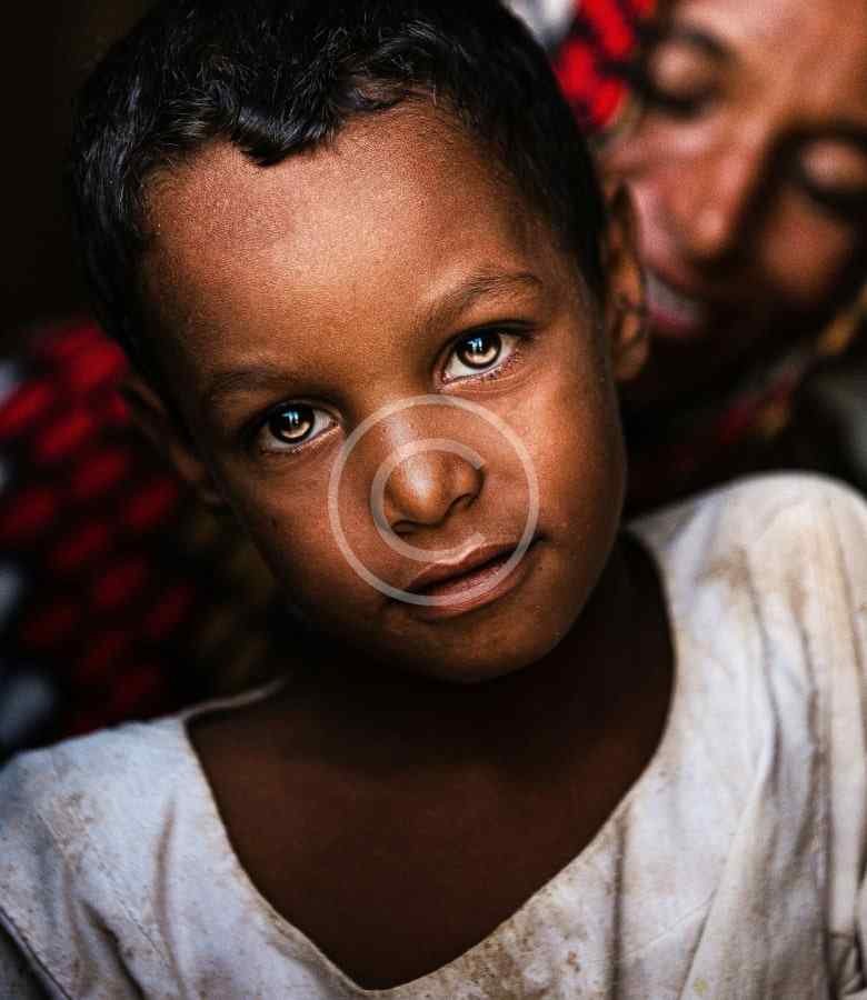 صورة مقربة لطفل بعلامة مائية لحقوق النشر تُستخدم في حملة تبرعات خيرية | A close-up photo of a child bearing a copyright watermark, used for a charitable fundraising campaign