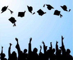 رسم ظلّي لقبّعات تخرّج تُرمى في السماء الزرقاء فوق أيادٍ مرفوعة للاحتفال | A silhouette illustration of graduation caps thrown into a blue sky above raised celebrating hands