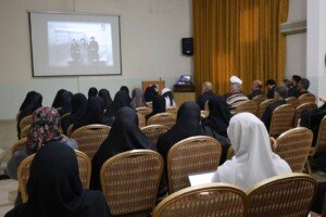 حاضرون يشاهدون فيلمًا وثائقيًا على الشاشة في مجلس إحياء ذكرى السيد فضل الله بثانوية ومبرّة الإمام علي | Attendees watching a documentary on screen at the memorial gathering for Sayyed Fadlallah at Imam Ali High School and Mabarrat