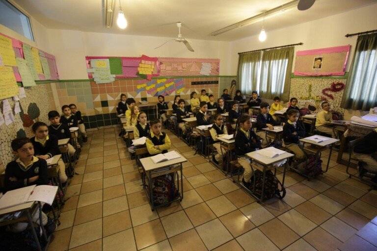 طلاب يجلسون في صف مدرسي داخل ثانوية البشائر خلال حصة تعليمية | Students seated in a classroom at Thanaouiya Al Bashayer during an educational lesson