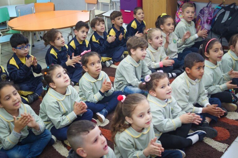 طلاب وطالبات صغار يشاركون في نشاط تعليمي داخل الصف في مدرسة الإمام الحسين (ع) في لبنان | Young students participating in an in-class educational activity at Al Imam Al Hussein (A) School in Lebanon