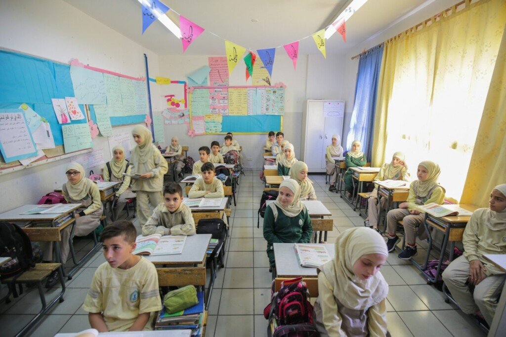 طلاب يجلسون في صف دراسي داخل مدرسة الإمام الحسين (ع) في لبنان ضمن بيئة تعليمية منظمة | Students seated in a classroom at Al Imam Al Hussein (A) School in Lebanon within an organized learning environment