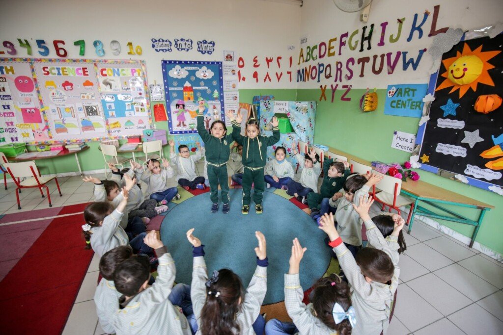 أطفال يشاركون في نشاط تعليمي داخل صف دراسي في ثانوية الكوثر في لبنان | Children participating in an educational classroom activity at Thanaouiya Al Kawthar in Lebanon