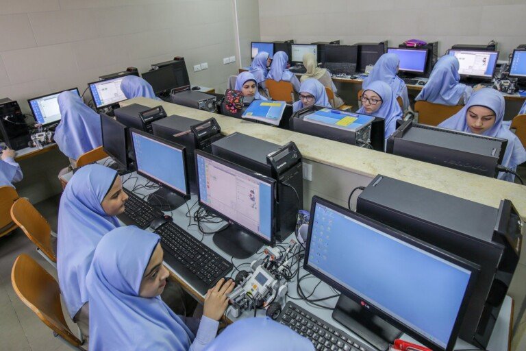 طالبات يعملن على أجهزة الحاسوب داخل مختبر الحاسوب في ثانوية الكوثر في لبنان | Female students working on computers inside the computer lab at Thanaouiya Al Kawthar in Lebanon