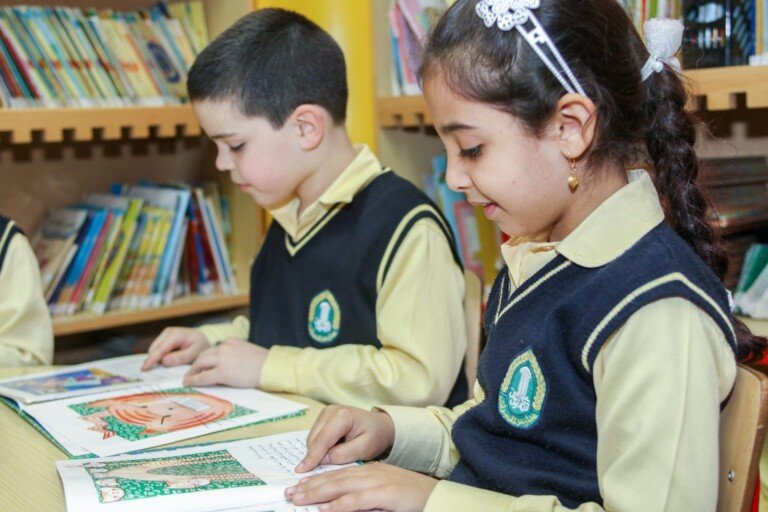 طلاب يقرؤون كتباً داخل مكتبة مدرسية في ثانوية الكوثر في لبنان | Students reading books inside a school library at Thanaouiya Al Kawthar in Lebanon