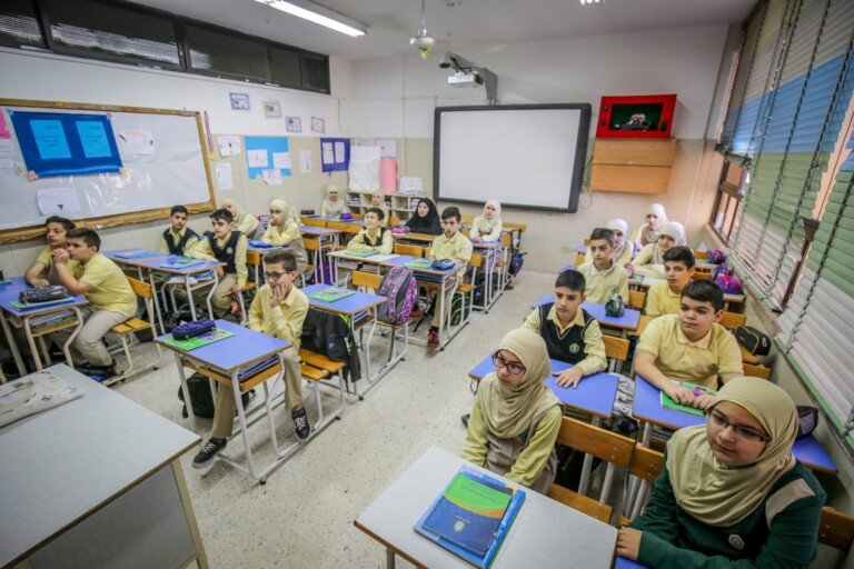 طلاب وطالبات يجلسون داخل صف دراسي في ثانوية الكوثر في لبنان | Students seated inside a classroom at Thanaouiya Al Kawthar in Lebanon