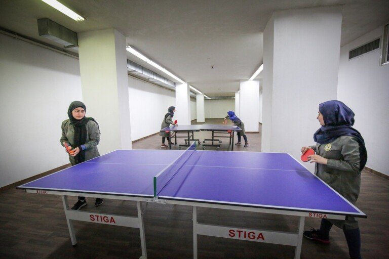 طالبات يلعبن كرة الطاولة في القاعة الرياضية بدار الصادق | Students playing table tennis in the indoor sports hall at Dar Al-Sadiq