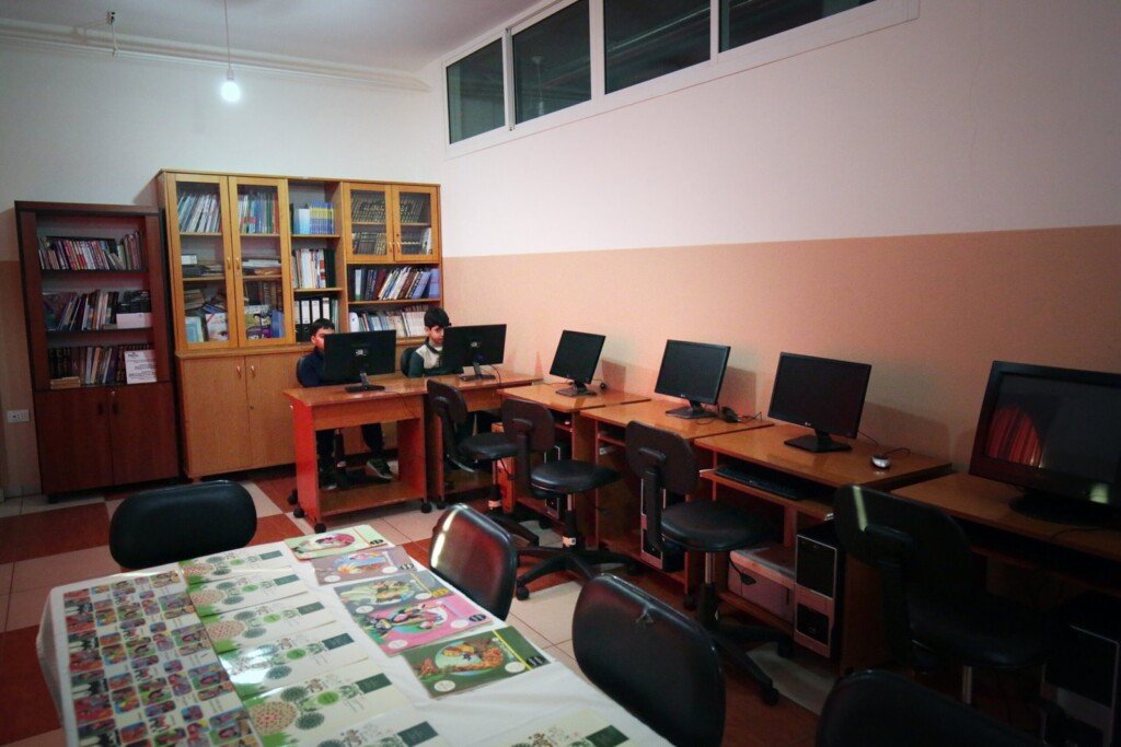 طلاب يستخدمون أجهزة الكمبيوتر داخل غرفة تعليمية في مبرة الإمام علي (ع) في لبنان | Students using computers inside a computer lab at Imam Ali Institution in Lebanon
