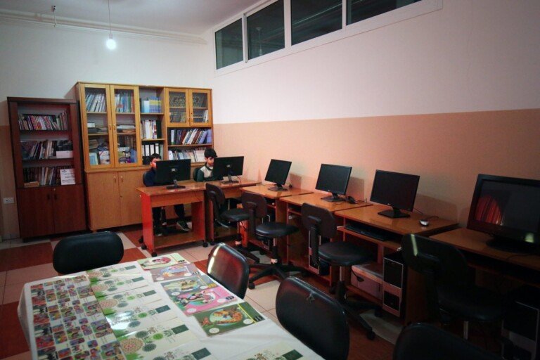طلاب يستخدمون أجهزة الكمبيوتر داخل غرفة تعليمية في مبرة الإمام علي (ع) في لبنان | Students using computers inside a computer lab at Imam Ali Institution in Lebanon