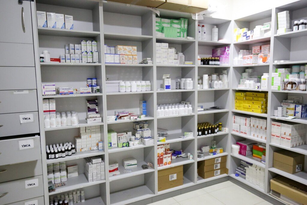 رفوف مستودع الأدوية المنظمة في صيدلية مركز المصطفى الصحي | Organized medicine-stock shelves at Al-Mustafa Health Center pharmacy