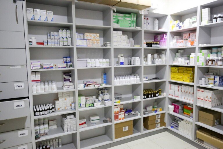 رفوف مستودع الأدوية المنظمة في صيدلية مركز المصطفى الصحي | Organized medicine-stock shelves at Al-Mustafa Health Center pharmacy