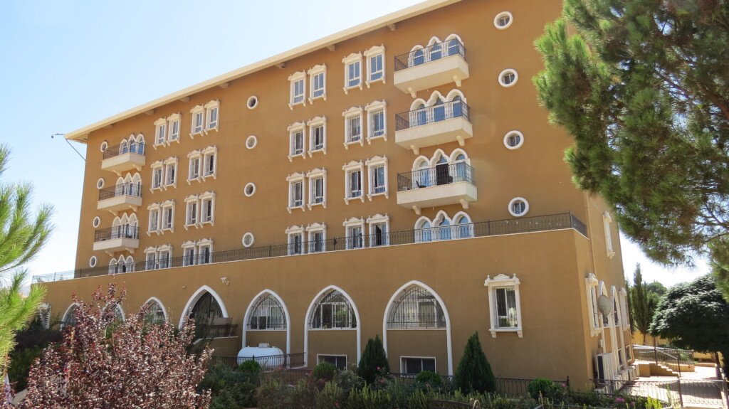 مبنى تابع لمؤسسة رعاية في لبنان بتصميم معماري حديث يعكس بيئة تعليمية واجتماعية منظمة | Care institution building in Lebanon with modern architecture reflecting an organized educational and social environment