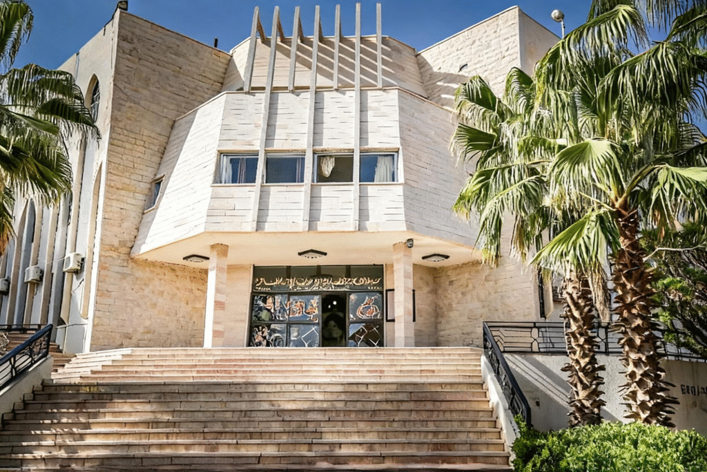 مدخل مبرة الإمام زين العابدين (ع) بدرجه العريض وزخارفه العربية | The entrance of Al-Imam Zain Al-Abidin Mabarra with its wide stairs and Arabic ornaments