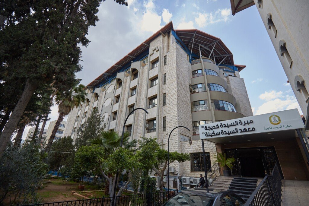 مدخل مبرة السيدة خديجة الكبرى ومعهد السيدة سكينة في بئر حسن | The entrance of Al-Sayyida Khadija Al-Kubra Mabarra and Al-Sayyida Sakina Institute in Bir Hassan