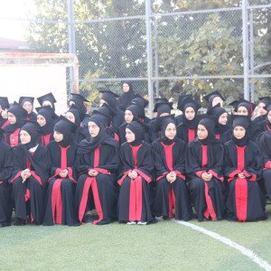 مدرسة الإشراق تكرّم طلابها الناجحين في الشهادة المتوسطة