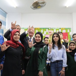 السفير البريطاني زار مؤسسة الهادي للإعاقة السمعية والبصرية