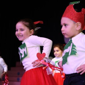 قسم رياض الأطفال يحتفل بالأمهات في عيدهن