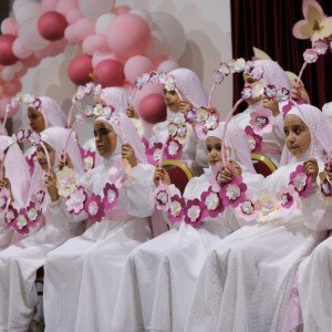 ثانوية البشائر تكرم زهراتها اللواتي بلغن سن التكليف الشرعي