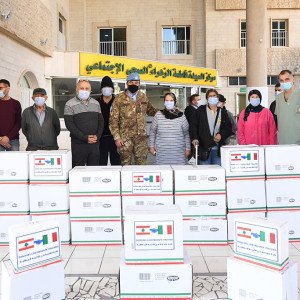 الكتيبة الايطالية قدمت مواد غذائية لمستشفى دار الأمان في العباسية