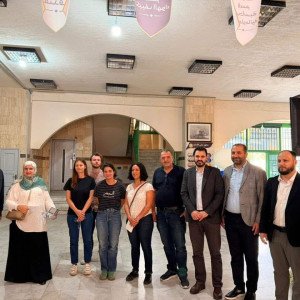 وفد من البرلمان الأوروبي يطّلع على جهود المبرّات في إيواء النازحين ورعاية الأيتام