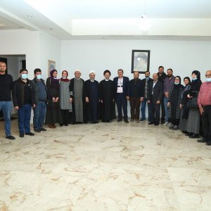 العلّامة السيد علي فضل الله خلال استقباله وفدا من معهد علي الأكبر المهني والتقني