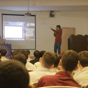 لقاءات إرشادية لجامعة USAL مع طلاب 25 مدرسة حول “الأمن السيبراني” وطرق الحماية
