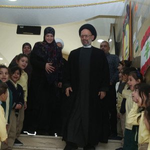 العلّامة فضل الله أثناء زيارته لثانوية الكوثر: الظروف القاسية لن تدفعنا إلى اليأس